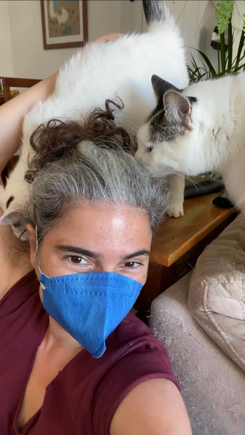 Fernanda Franco com dois gatos brancos no ombro