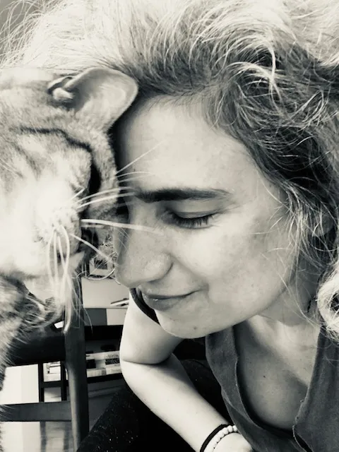 Fernanda Franco com um gato, em preto e branco